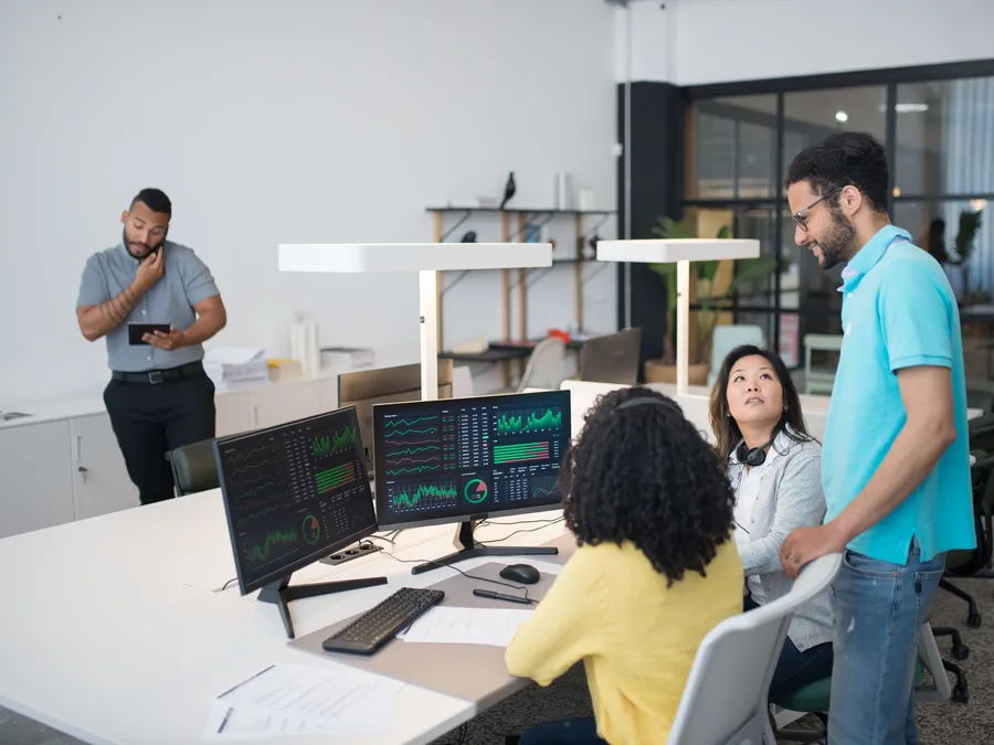 Equipo analizando indicadores de operación en pantallas de oficina